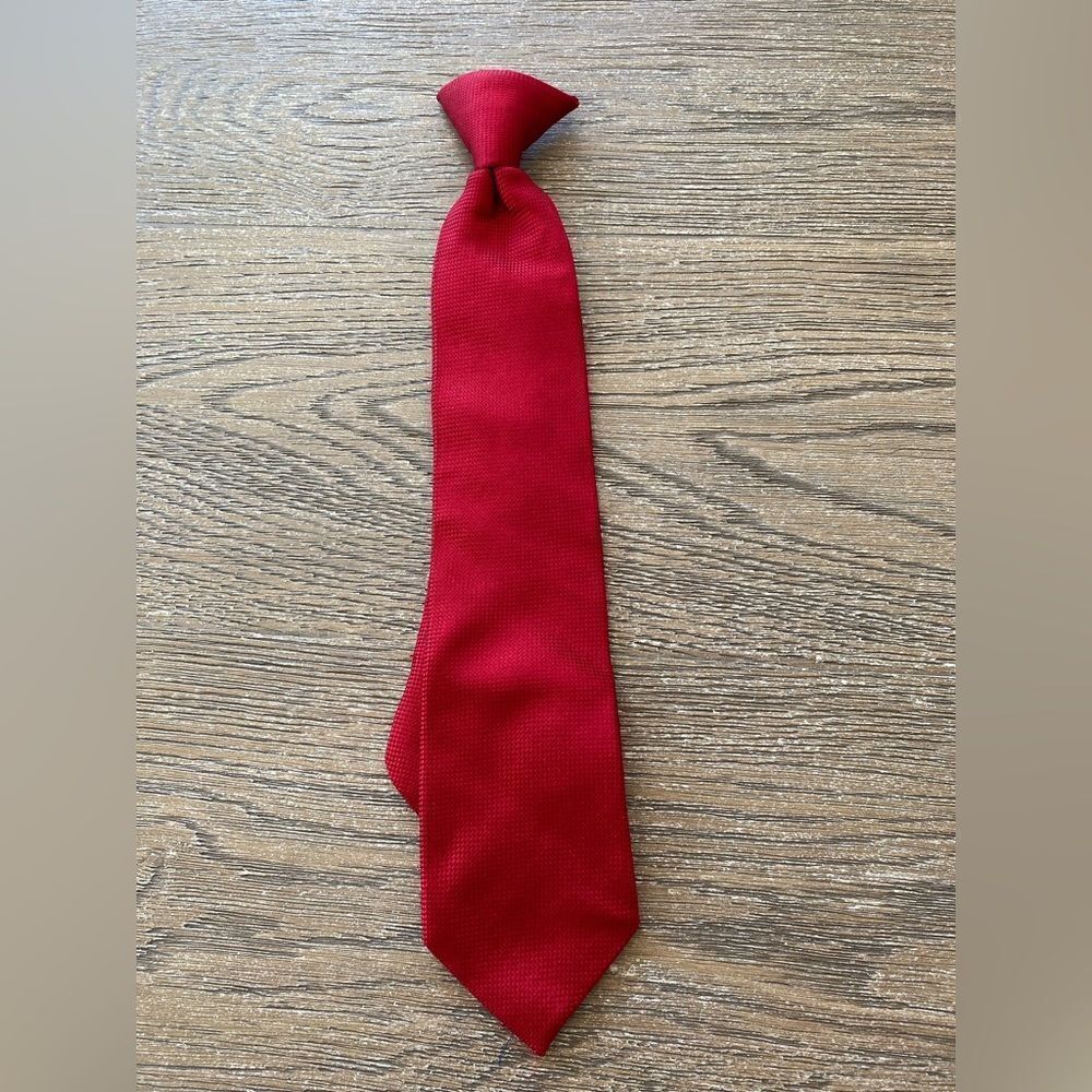 Red clip on tie for boys. Chaps